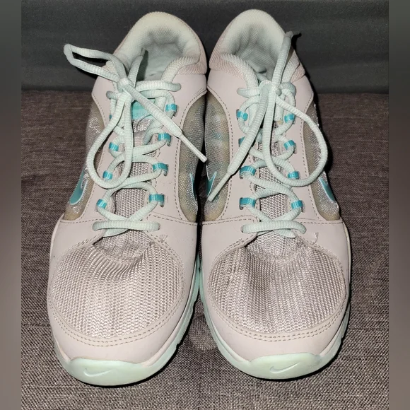 EUC NIKE Athletic Shoes in Light  Gray and Teal. Excellent Condition - Picture 2 of 8